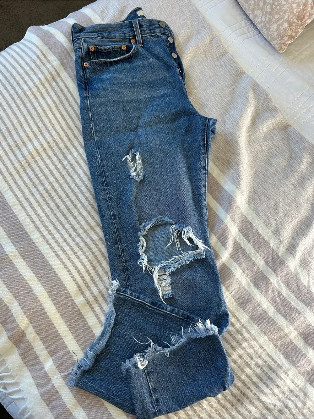 Levi’s Wedgie Straight Distressed Jeans Size 30x28 High Rise Raw Hem